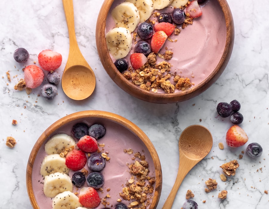 Tigelas de açaí natural com banana e granola